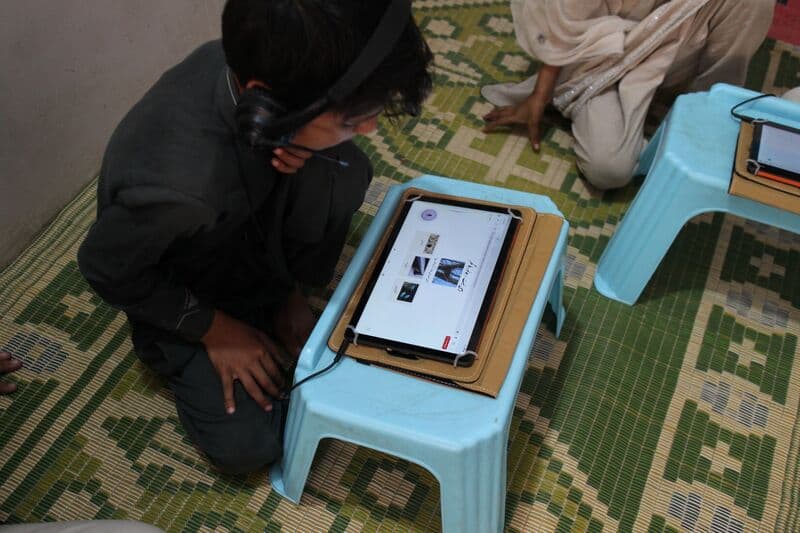 Students using LiveGenie with Teach the World